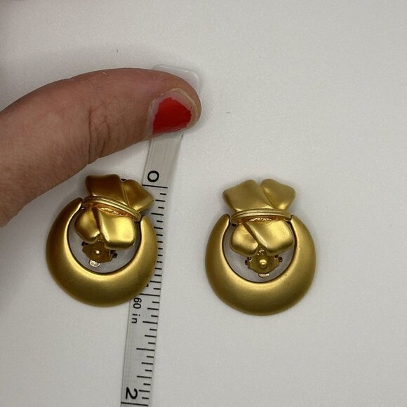 Vintage Earrings Couture Matte Gold Tone Metal Dangle Runway Clip Bold Cross 80s - Picture 8 of 8